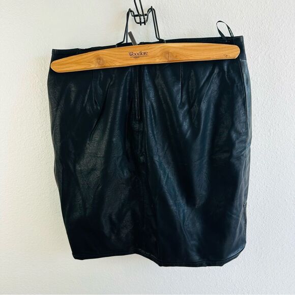 Blank NYC Black Vegan Leather Skirt Size 25 - Picture 2 of 3
